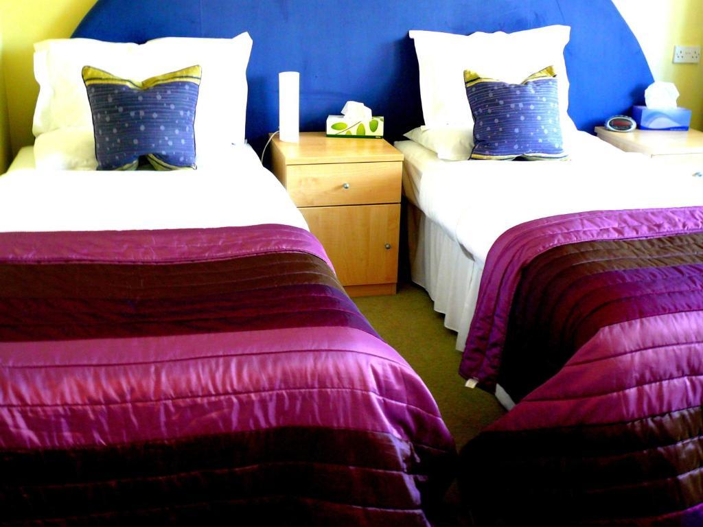 Malvern House High Wycombe Room photo